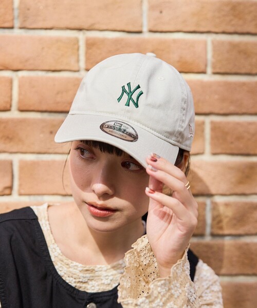 FREAK'S STORE（フリークスストア）の「New Era × FREAK'S STORE/ニューエラ 別注9TWENTY MINI LOGO CAP/別注ニューエラ9TWENTYミニロゴキャップ（キャップ・レディース・ベージュ/ネイビー・ONE SIZE）」の4枚目の写真