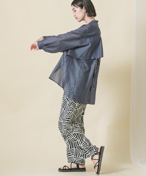 Gready Brilliant(グレディブリリアン)の「シアーバンドN後フリルブラウス(シャツ/ブラウス・レディース・サックスブルー/グレー・FREE)」の12枚目の写真