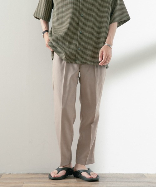 ITEMS URBANRESEARCH(アイテムズ アーバンリサーチ)の「シャンタン センタープレス スラックスパンツ(スラックス・メンズ・ブラック/ベージュ/カーキ/ブラウン・MEDIUM/LARGE)」の3枚目の写真