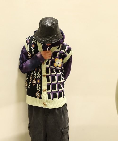 HOOK（フック）の「HOOK -original-　レトロ調花/チェック柄アシンメトリー前開きニットベスト（ベスト・メンズ・ライトベージュ/ブラック・M/L/XL）」の4枚目の写真