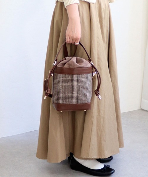 MIAN (ミアン)の「筒型2wayショルダーバッグ(ショルダーバッグ・レディース・グレイッシュベージュ/ブラウン/ブラック・FREE)」の3枚目の写真