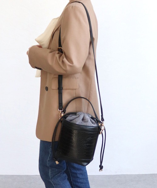 MIAN (ミアン)の「筒型2wayショルダーバッグ(ショルダーバッグ・レディース・グレイッシュベージュ/ブラウン/ブラック・FREE)」の4枚目の写真