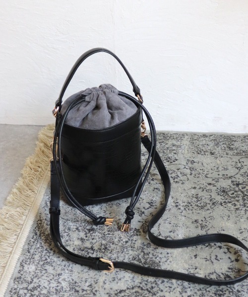 MIAN (ミアン)の「筒型2wayショルダーバッグ(ショルダーバッグ・レディース・グレイッシュベージュ/ブラウン/ブラック・FREE)」の7枚目の写真