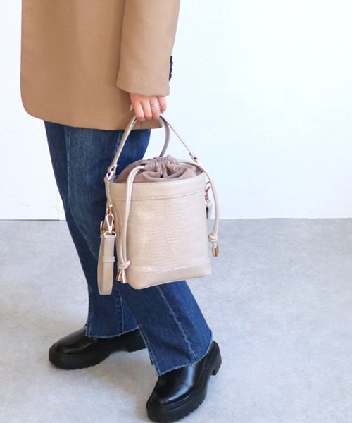 MIAN (ミアン)の「筒型2wayショルダーバッグ(ショルダーバッグ・レディース・グレイッシュベージュ/ブラウン/ブラック・FREE)」の9枚目の写真