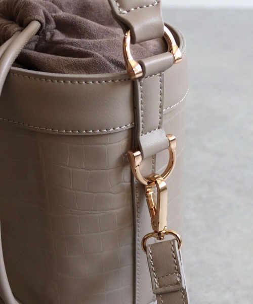 MIAN (ミアン)の「筒型2wayショルダーバッグ(ショルダーバッグ・レディース・グレイッシュベージュ/ブラウン/ブラック・FREE)」の16枚目の写真