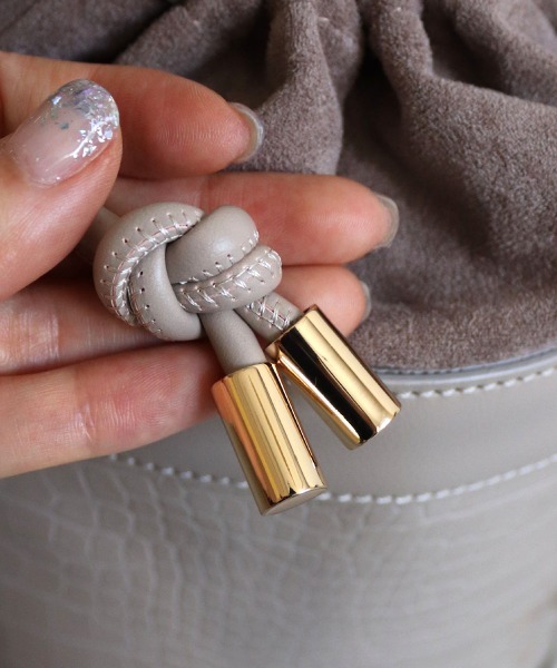 MIAN (ミアン)の「筒型2wayショルダーバッグ(ショルダーバッグ・レディース・グレイッシュベージュ/ブラウン/ブラック・FREE)」の18枚目の写真