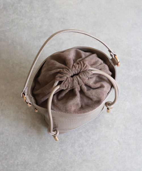 MIAN (ミアン)の「筒型2wayショルダーバッグ(ショルダーバッグ・レディース・グレイッシュベージュ/ブラウン/ブラック・FREE)」の14枚目の写真