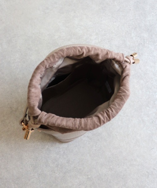 MIAN (ミアン)の「筒型2wayショルダーバッグ(ショルダーバッグ・レディース・グレイッシュベージュ/ブラウン/ブラック・FREE)」の15枚目の写真