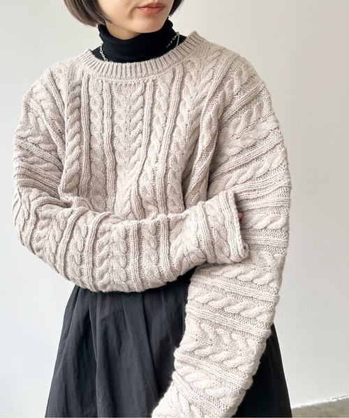 Meli rich(メリーリッチ)の「クロップド丈ケーブルニット(ニット/セーター・レディース・オフホワイト/ベージュ/ブラック/ブラウン・MEDIUM)」の4枚目の写真