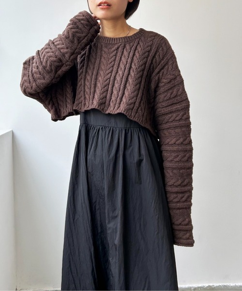 Meli rich(メリーリッチ)の「クロップド丈ケーブルニット(ニット/セーター・レディース・オフホワイト/ベージュ/ブラック/ブラウン・MEDIUM)」の3枚目の写真