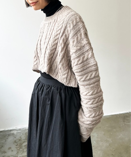 Meli rich(メリーリッチ)の「クロップド丈ケーブルニット(ニット/セーター・レディース・オフホワイト/ベージュ/ブラック/ブラウン・MEDIUM)」の9枚目の写真