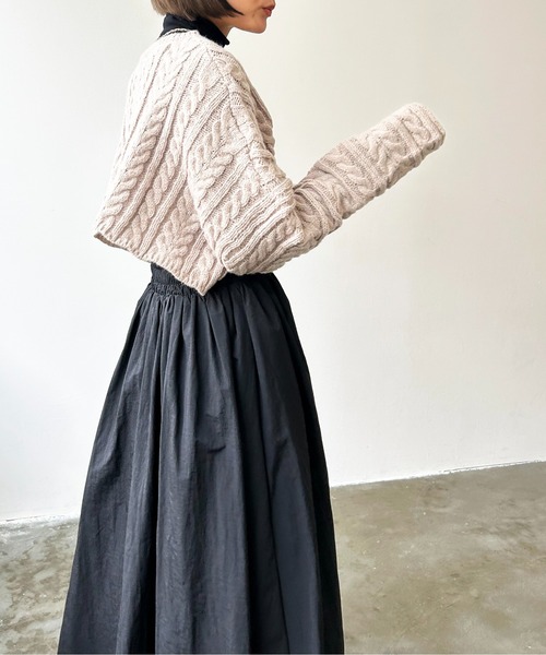 Meli rich(メリーリッチ)の「クロップド丈ケーブルニット(ニット/セーター・レディース・オフホワイト/ベージュ/ブラック/ブラウン・MEDIUM)」の10枚目の写真