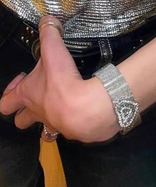 Vipoa(ヴィポア)の「Rhinestone Wide Bracelet(バングル/リストバンド・レディース・シルバー・FREE)」の17枚目の写真