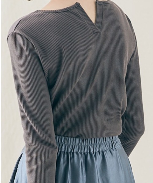 kirakiraShop（キラキラショップ）の「バック Vネック テレコ リブ カットソー（Tシャツ/カットソー・レディース・ブラック/ライトブルー/クリーム/ダークベージュ/チャコール/ラベンダー・M/S）」の3枚目の写真