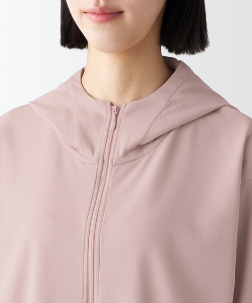 無印良品(ムジルシリョウヒン)の「〔MUJI WALKER〕婦人 UVカット乾きやすいジップパーカ(パーカー・レディース・ブラック/オフホワイト/グレー系1/ピンク・L/XL/XS/S/M)」の19枚目の写真