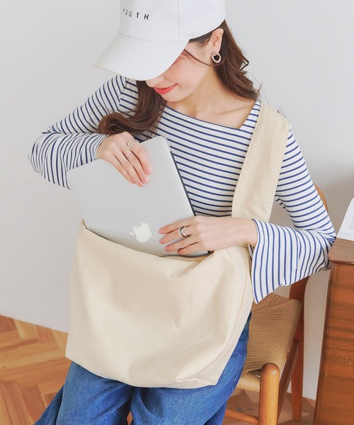 KOBE LETTUCE（コウベレタス）の「ショルダーフリルバッグ（ハンドバッグ・レディース・ブラック/アイボリー/ブルー/ベージュ・F）」の5枚目の写真