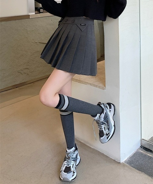 【直営店買付】BALENCIAGA プリーツ ミニスカート ライトブルー ホワイト の ウィメンズ プリーツ ミニスカート スニーカー
