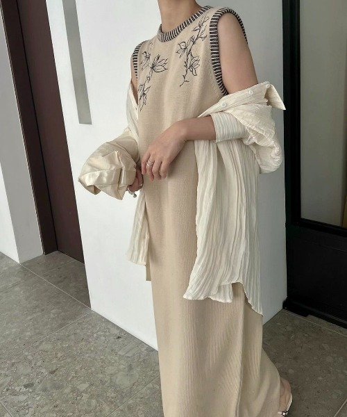 WILLFULLY（ウィルフリー）の「embroidery flower no sleeve