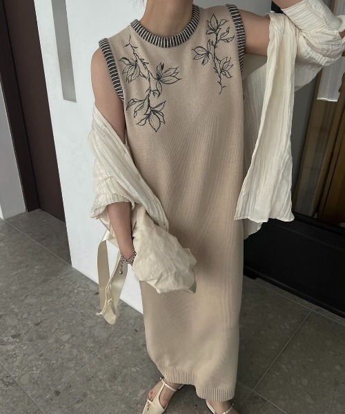 WILLFULLY（ウィルフリー）の「embroidery flower no sleeve