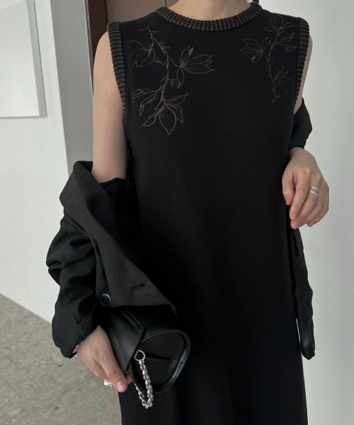 WILLFULLY（ウィルフリー）の「embroidery flower no sleeve