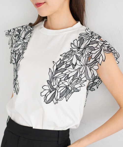 tocco closet(トッコ クローゼット)の「【ZOZO限定】エンブロイダリーフラワーレーススリーブカットソー(Tシャツ/カットソー・レディース・ブラック/オフホワイト/ライラック・M)」の2枚目の写真