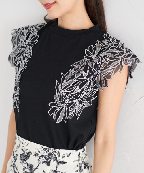 tocco closet(トッコ クローゼット)の「【ZOZO限定】エンブロイダリーフラワーレーススリーブカットソー(Tシャツ/カットソー・レディース・ブラック/オフホワイト/ライラック・M)」の1枚目の写真