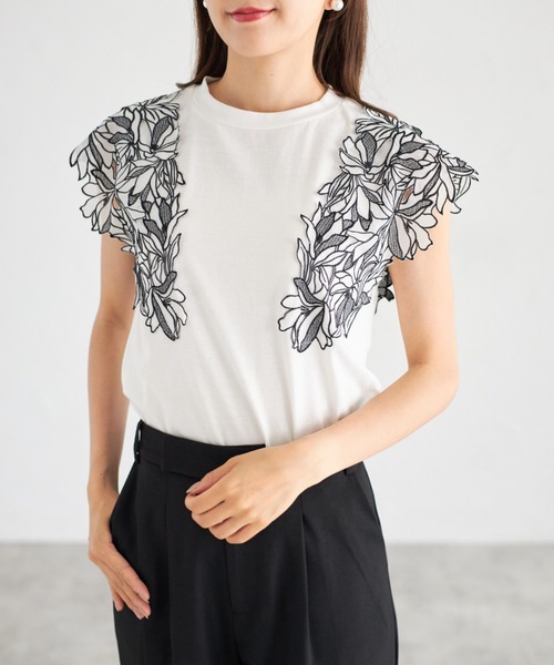 tocco closet(トッコ クローゼット)の「【ZOZO限定】エンブロイダリーフラワーレーススリーブカットソー(Tシャツ/カットソー・レディース・ブラック/オフホワイト/ライラック・M)」の6枚目の写真
