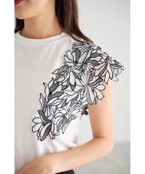 tocco closet(トッコ クローゼット)の「【ZOZO限定】エンブロイダリーフラワーレーススリーブカットソー(Tシャツ/カットソー・レディース・ブラック/オフホワイト/ライラック・M)」の10枚目の写真