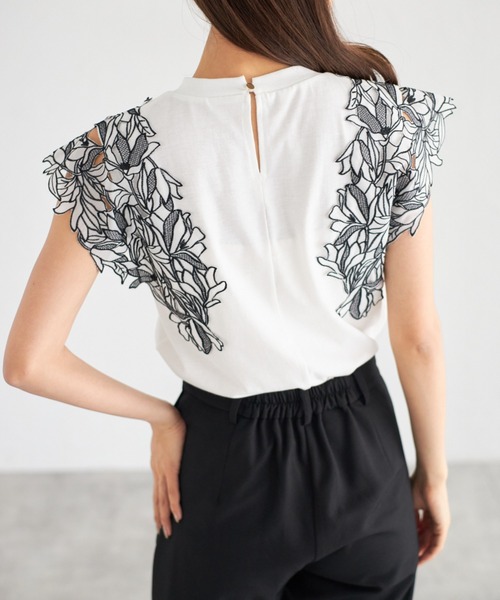 tocco closet(トッコ クローゼット)の「【ZOZO限定】エンブロイダリーフラワーレーススリーブカットソー(Tシャツ/カットソー・レディース・ブラック/オフホワイト/ライラック・M)」の8枚目の写真