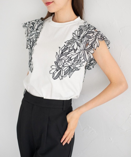 tocco closet(トッコ クローゼット)の「【ZOZO限定】エンブロイダリーフラワーレーススリーブカットソー(Tシャツ/カットソー・レディース・ブラック/オフホワイト/ライラック・M)」の9枚目の写真