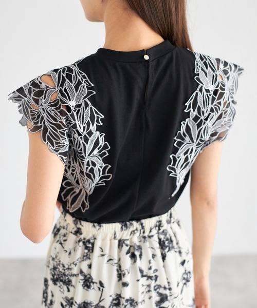 tocco closet(トッコ クローゼット)の「【ZOZO限定】エンブロイダリーフラワーレーススリーブカットソー(Tシャツ/カットソー・レディース・ブラック/オフホワイト/ライラック・M)」の15枚目の写真