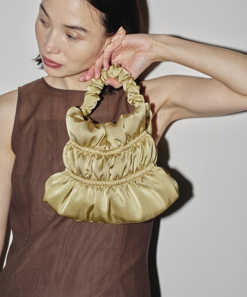 TODAYFUL(トゥデイフル)の「Padding Satin Bag(ハンドバッグ・レディース・ブラウン/ネイビー/キナリ/ライトグリーン・FREE)」の4枚目の写真