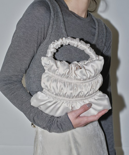 TODAYFUL(トゥデイフル)の「Padding Satin Bag(ハンドバッグ・レディース・ブラウン/ネイビー/キナリ/ライトグリーン・FREE)」の2枚目の写真