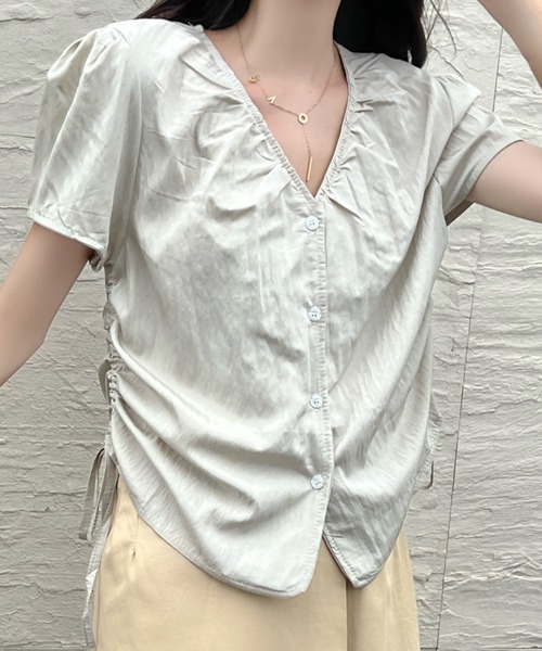 Achic(アシック)の「プリーツブラウスルーズシフォンシャツ(シャツ/ブラウス・レディース・ホワイト/グレイッシュベージュ/グレー・M)」の3枚目の写真