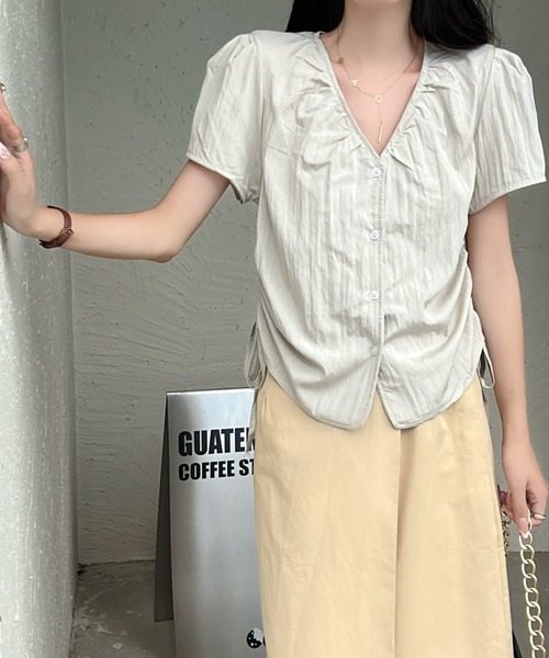Achic(アシック)の「プリーツブラウスルーズシフォンシャツ(シャツ/ブラウス・レディース・ホワイト/グレイッシュベージュ/グレー・M)」の6枚目の写真