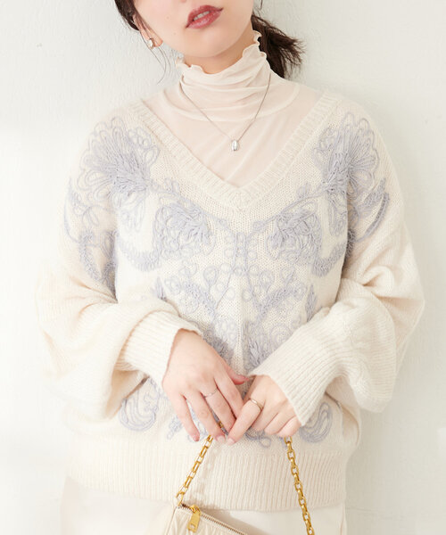 natural couture(ナチュラルクチュール)の「天竺刺繍ニット(ニット/セーター・レディース・アイボリー/ライトベージュ/チャコールグレー/オレンジ・FREE)」の5枚目の写真