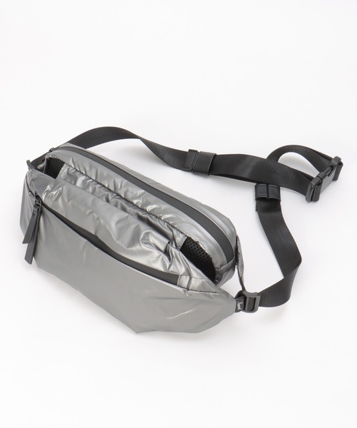 notch.（ノッチ）の「greteグロッシーボディバッグ（ボディバッグ/ウエストポーチ・レディース・ブラック/ダークグレー・ONESIZE）」の3枚目の写真