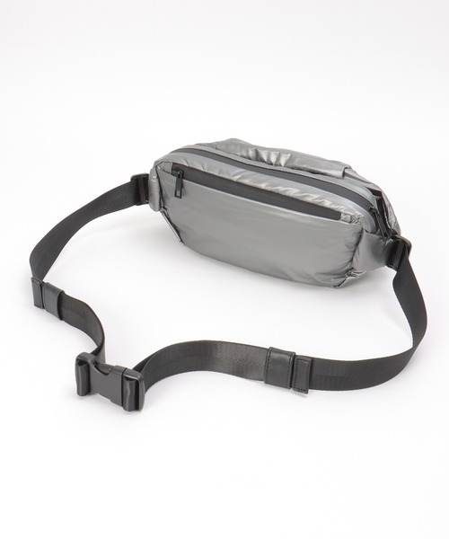 notch.（ノッチ）の「greteグロッシーボディバッグ（ボディバッグ/ウエストポーチ・レディース・ブラック/ダークグレー・ONESIZE）」の6枚目の写真