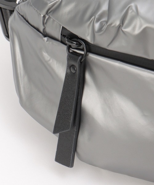 notch.（ノッチ）の「greteグロッシーボディバッグ（ボディバッグ/ウエストポーチ・レディース・ブラック/ダークグレー・ONESIZE）」の8枚目の写真