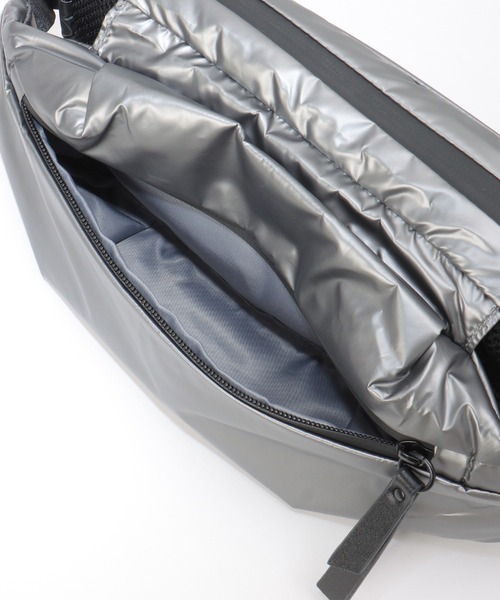 notch.（ノッチ）の「greteグロッシーボディバッグ（ボディバッグ/ウエストポーチ・レディース・ブラック/ダークグレー・ONESIZE）」の9枚目の写真