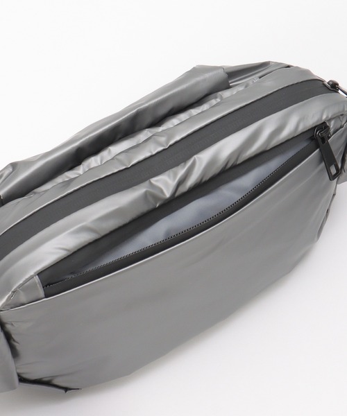 notch.（ノッチ）の「greteグロッシーボディバッグ（ボディバッグ/ウエストポーチ・レディース・ブラック/ダークグレー・ONESIZE）」の10枚目の写真