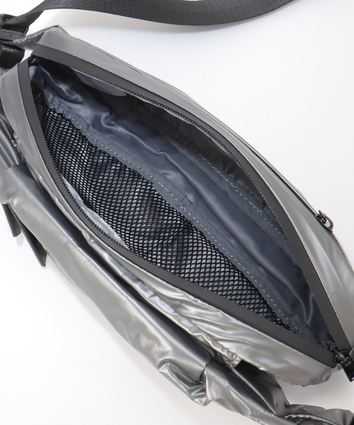 notch.（ノッチ）の「greteグロッシーボディバッグ（ボディバッグ/ウエストポーチ・レディース・ブラック/ダークグレー・ONESIZE）」の11枚目の写真