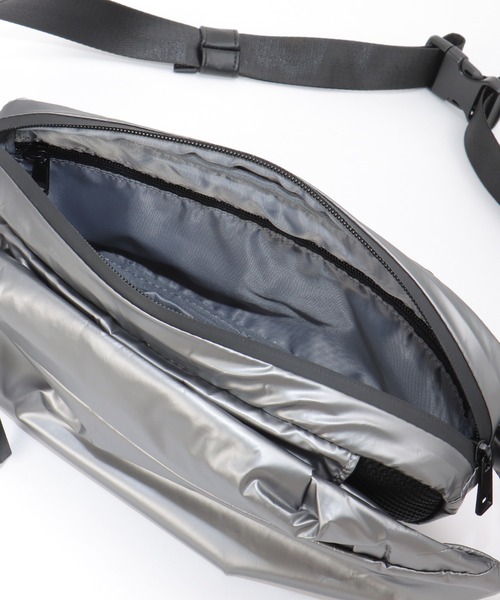 notch.（ノッチ）の「greteグロッシーボディバッグ（ボディバッグ/ウエストポーチ・レディース・ブラック/ダークグレー・ONESIZE）」の12枚目の写真