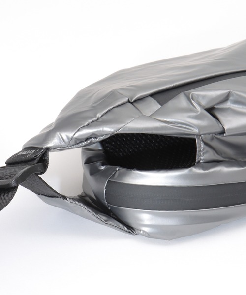 notch.（ノッチ）の「greteグロッシーボディバッグ（ボディバッグ/ウエストポーチ・レディース・ブラック/ダークグレー・ONESIZE）」の14枚目の写真