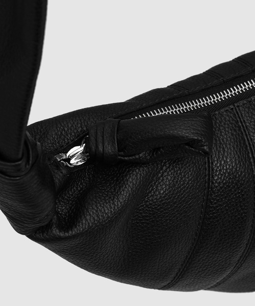 LEMAIRE（ルメール）の「SMALL CROISSANT BAG（ショルダーバッグ・レディース・ブラック/カーキ/グレー/ブラウン・OS）」の6枚目の写真