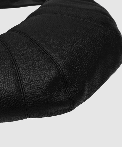 LEMAIRE（ルメール）の「SMALL CROISSANT BAG（ショルダーバッグ・レディース・ブラック/カーキ/グレー/ブラウン・OS）」の7枚目の写真