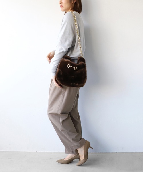 MICA&DEAL（マイカ＆ディール）の「【a point etc】エコファーチェーンハンドバッグ（ハンドバッグ・レディース・ブラウン・FREE）」の2枚目の写真