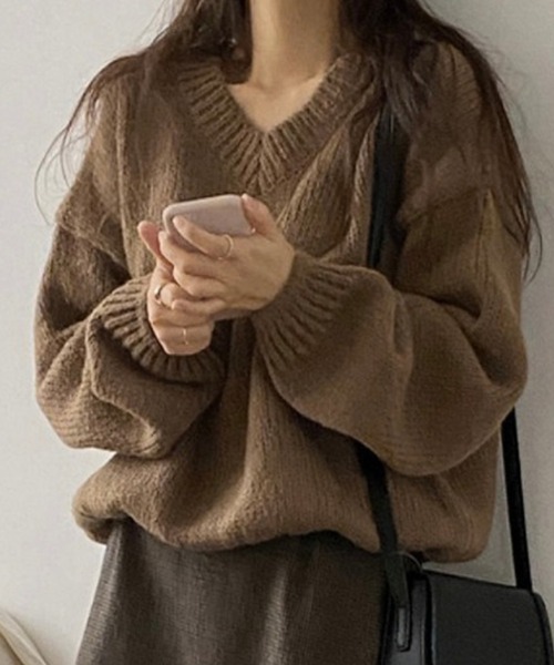 Doula Doula(ドゥーラドゥーラ)の「オーバーサイズVネックニット(ニット/セーター・レディース・ライトグリーン/ベージュ/ブラック/グレー/ブラウン・FREE)」の1枚目の写真