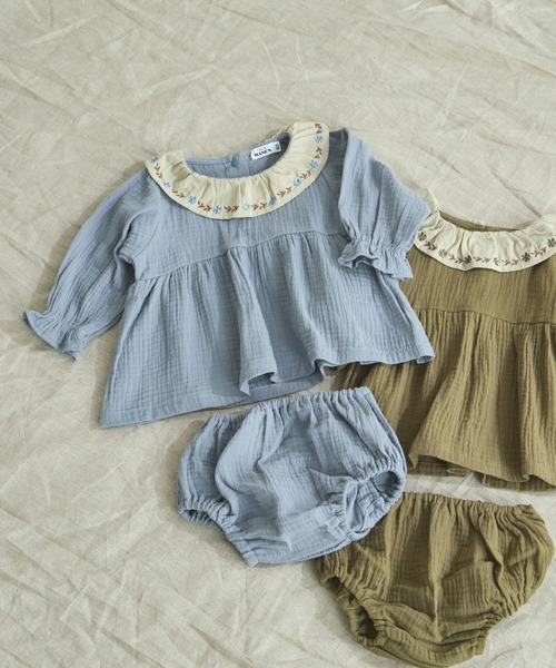 pairmanon（ペアマノン）の「【ベビー】フリル衿 刺繍 セットアップ（その他ベビーウェア・キッズ・カーキ/ラベンダー/ブルー・80/70）」の2枚目の写真
