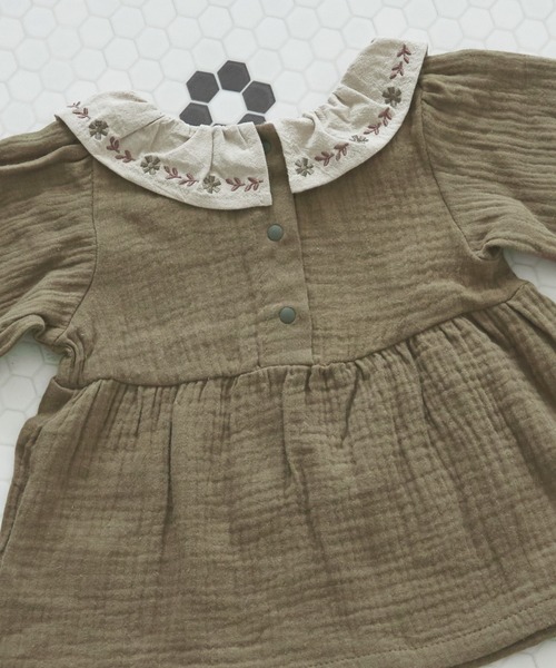 pairmanon（ペアマノン）の「【ベビー】フリル衿 刺繍 セットアップ（その他ベビーウェア・キッズ・カーキ/ラベンダー/ブルー・80/70）」の4枚目の写真